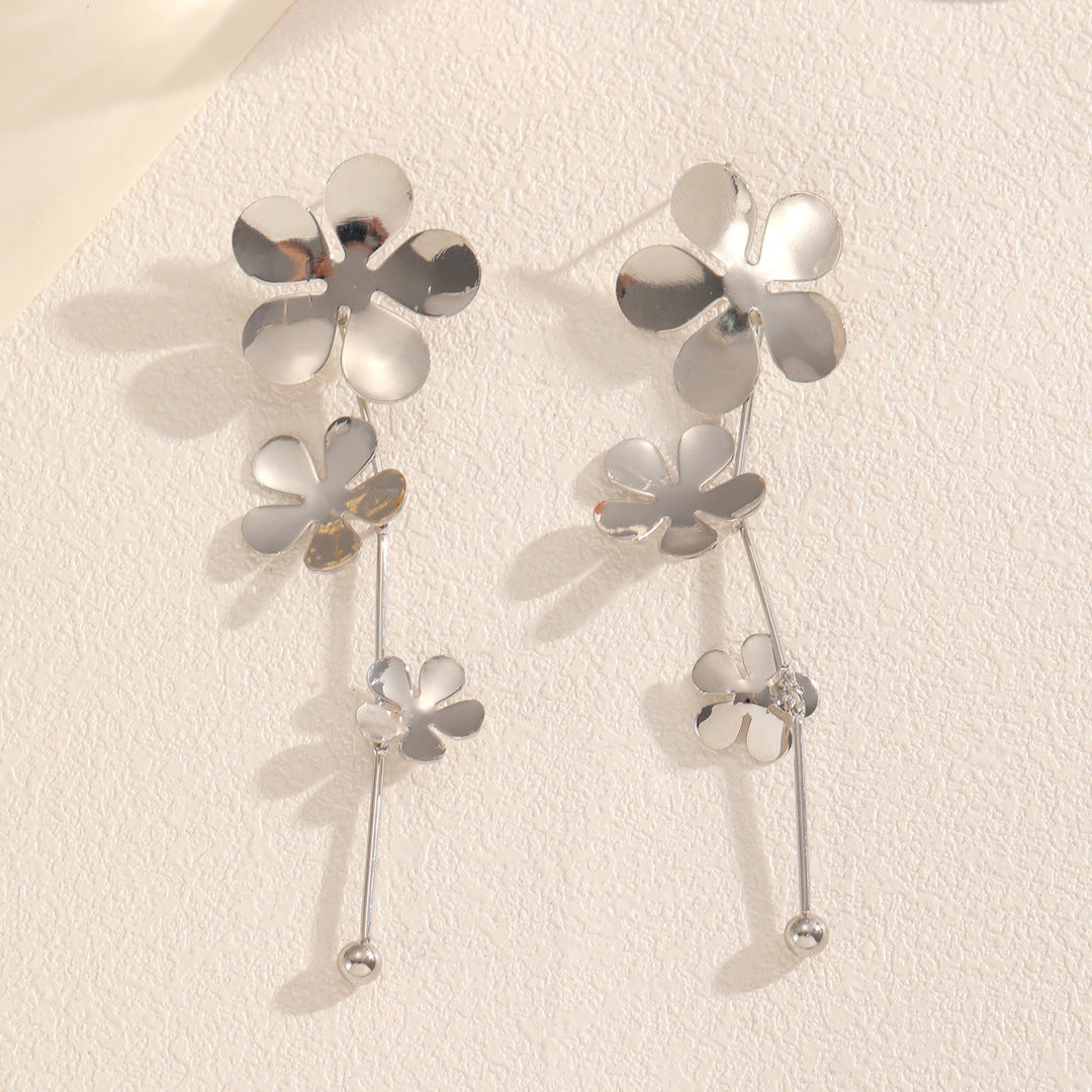 Damen Ohrringe mit floralen Elementen und glänzendem Finish Shop Nory
