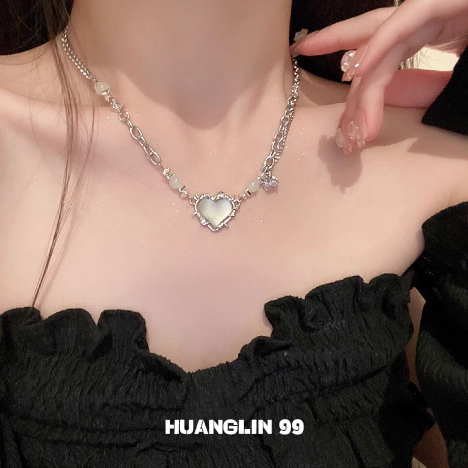 Damen Halskette mit herzförmigem Anhänger und eleganten Steinperlen Shop Nory