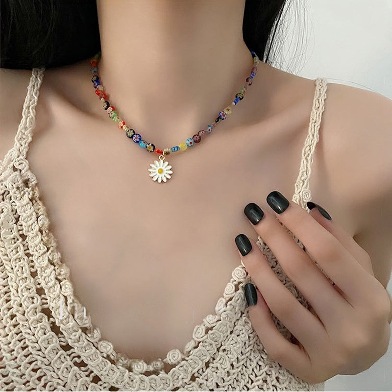 Bunte Halskette Mit Gänseblümchen-Anhänger | Shop Nory