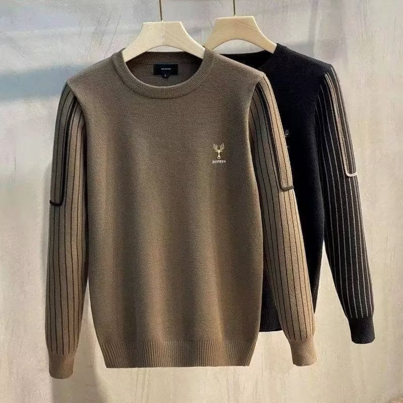 Herren Feinstrick-Pullover mit kontrastierenden Rippenärmeln und gesticktem Hirschlogo Shop Nory