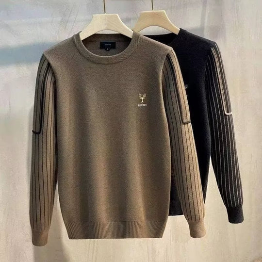 Herren Feinstrick-Pullover mit kontrastierenden Rippenärmeln und gesticktem Hirschlogo Shop Nory