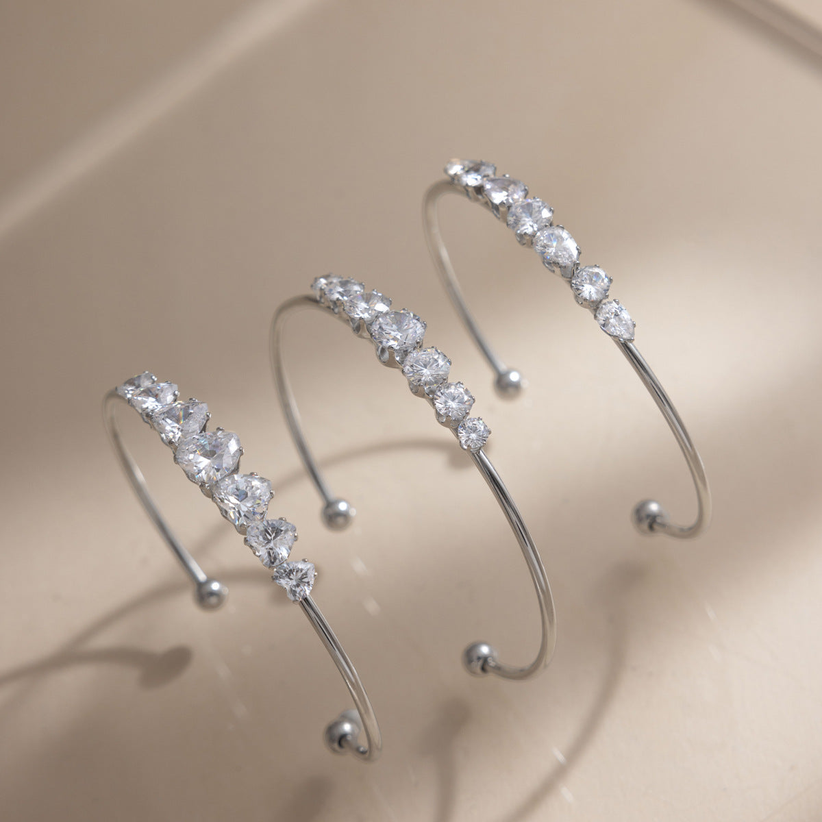 Damen Offenes Armband mit funkelnden Kristallakzenten und hypoallergenem Edelstahl Shop Nory