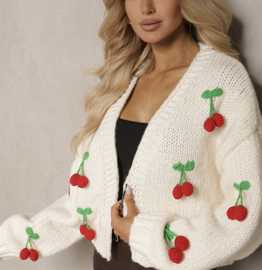 Damen Kurzcardigan aus grobem Strick mit gehäkelten Kirschen-Applikationen und V-Ausschnitt Shop Nory