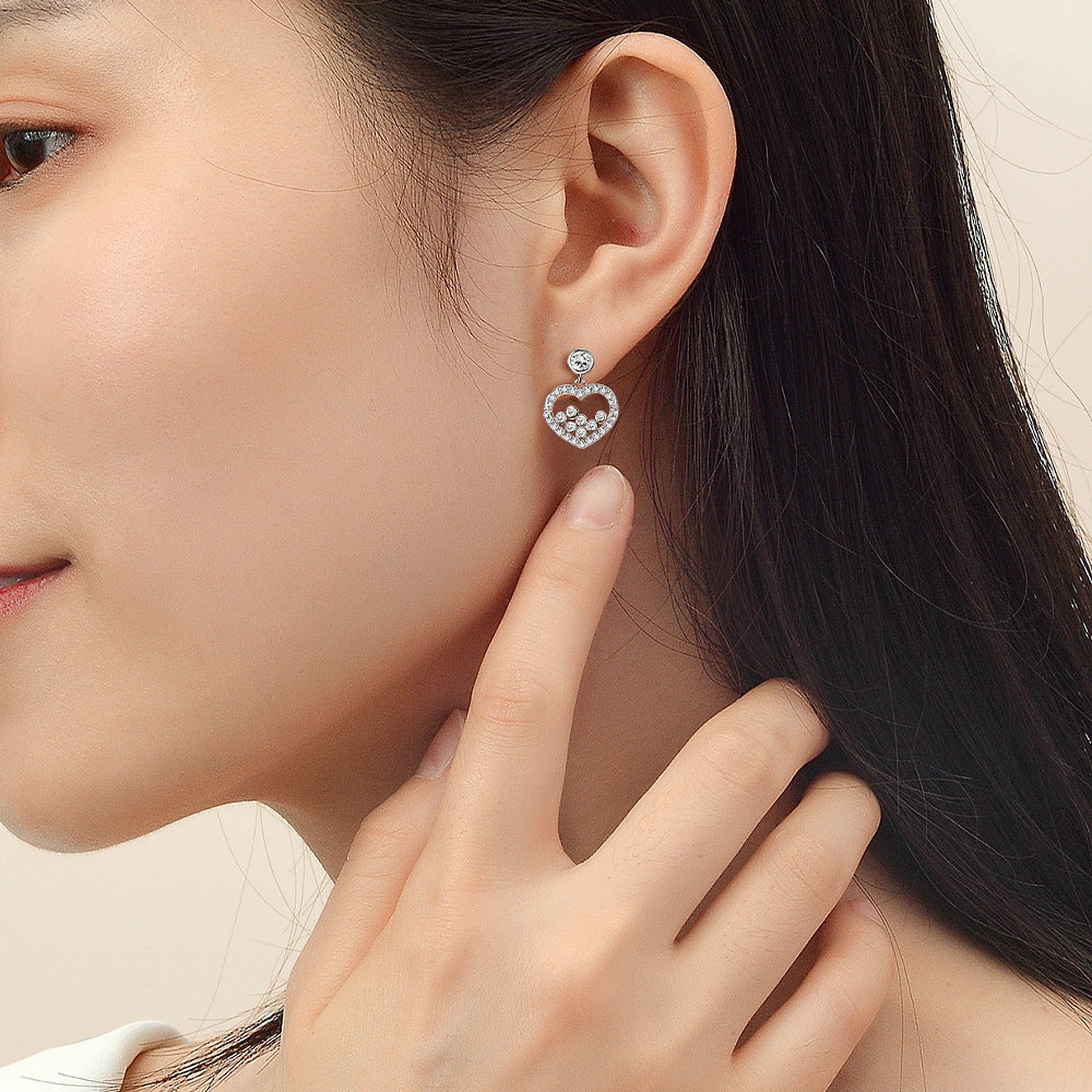 Damen Ohrstecker im herzförmigen Design mit funkelnden Zirkonia-Details Shop Nory