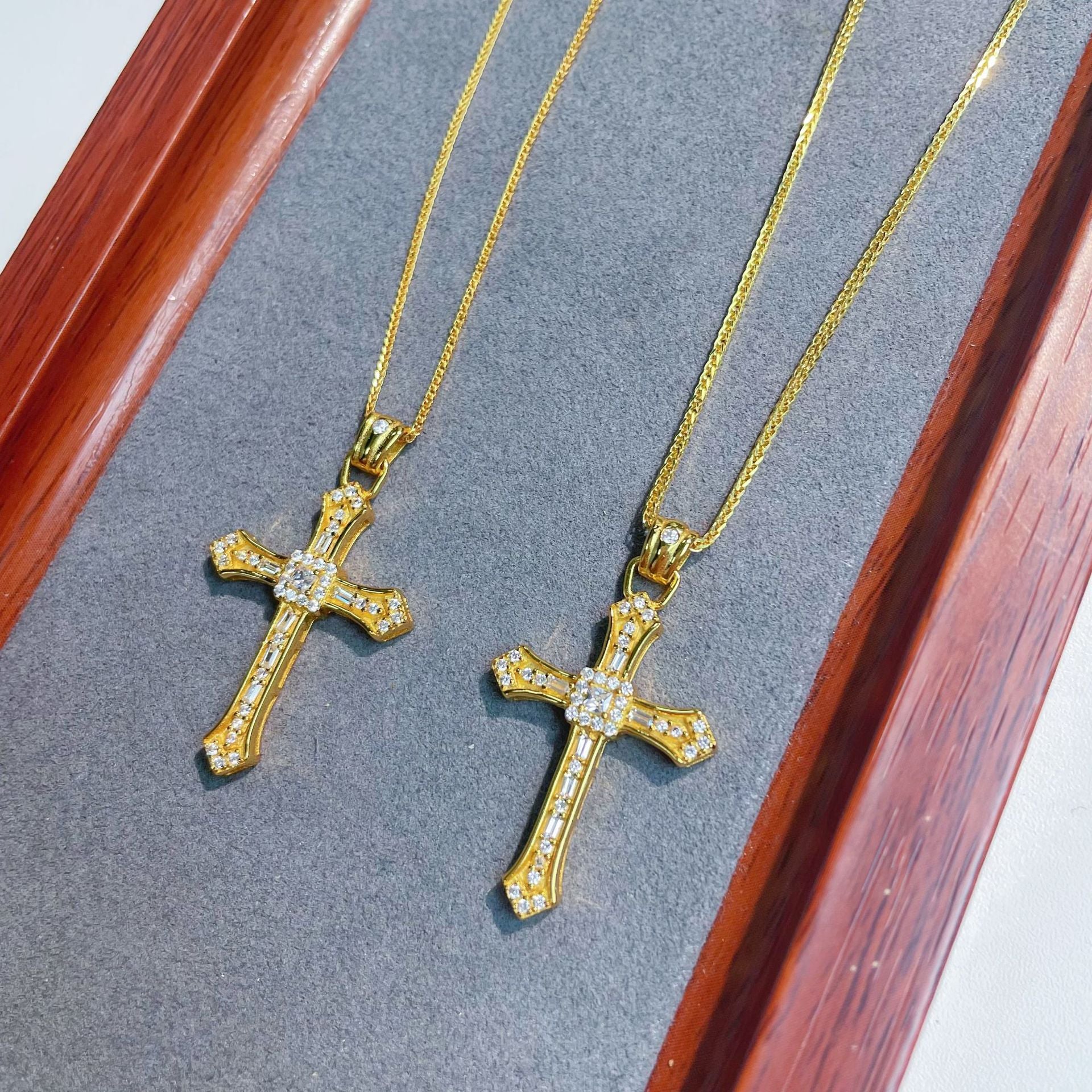 Damen Halskette mit einem kunstvollen Kreuzanhänger und funkelnden Zirkonia Shop Nory