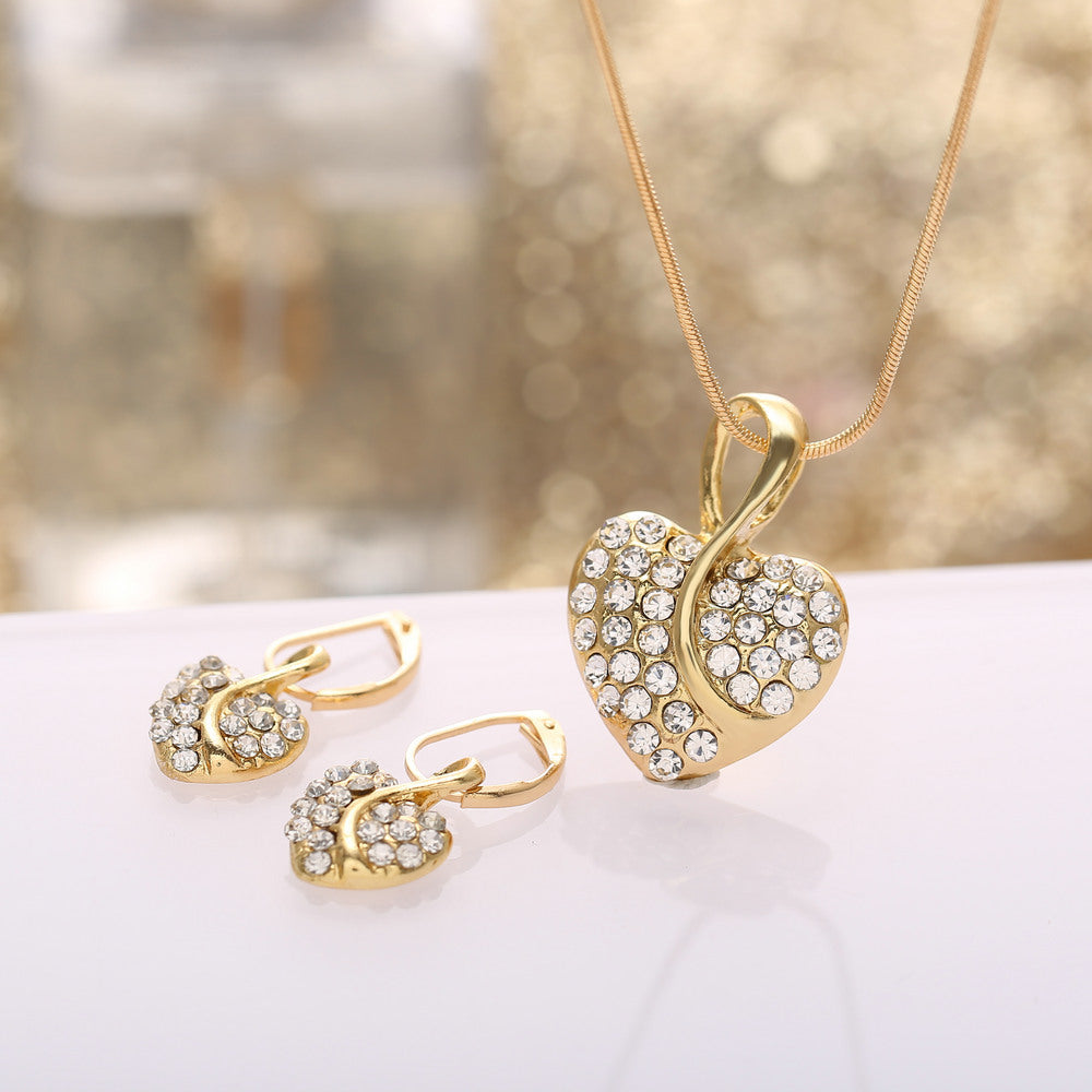 Damen Schmuckset mit funkelndem Herzanhänger und eleganten Ohrringen Shop Nory