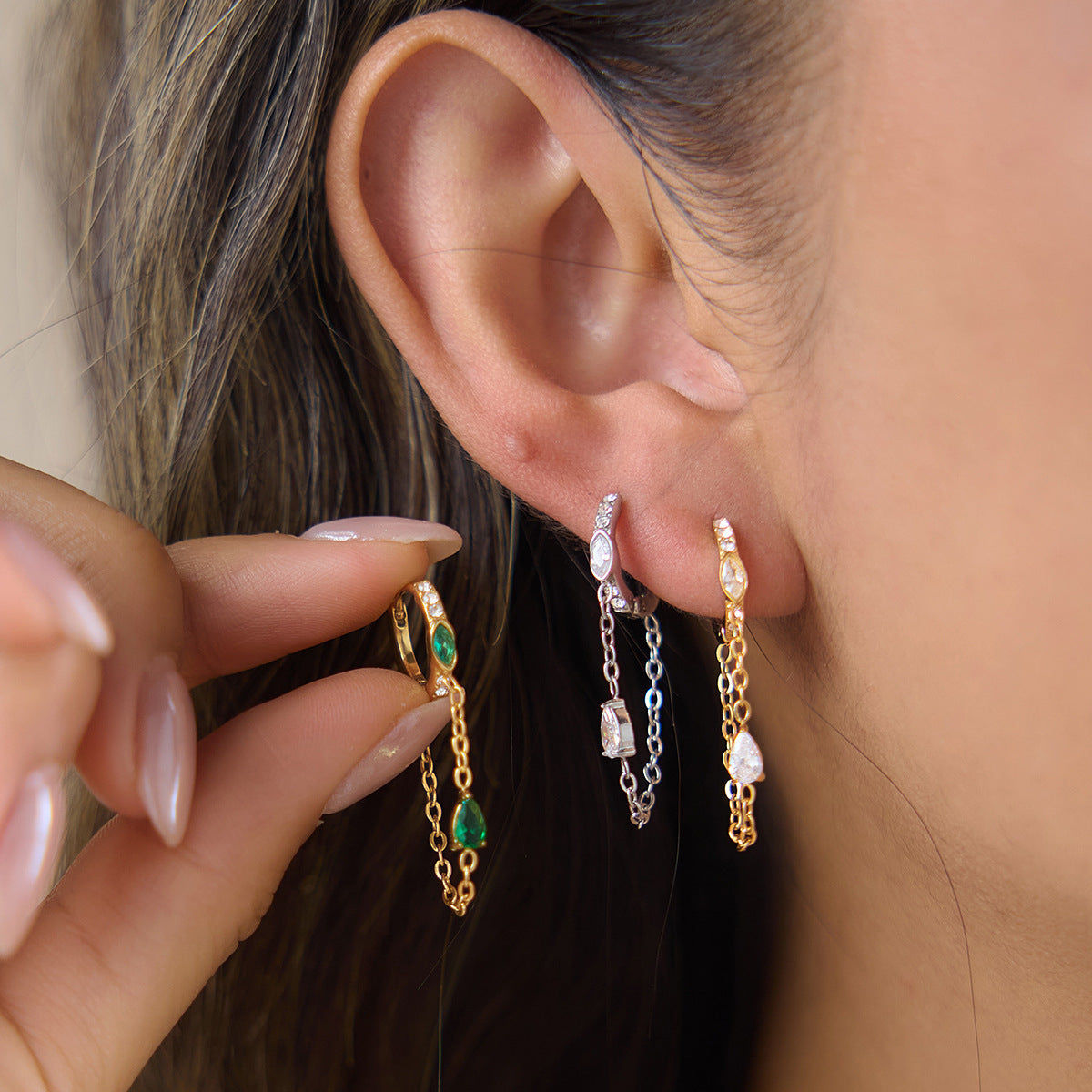 Damen Ohrhänger mit funkelnden grünen Zirkonia und elegantem Kettenanhänger Shop Nory