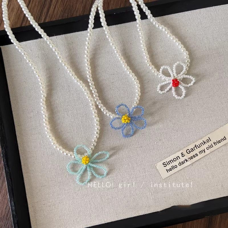 Damen Halskette mit verspieltem Blumendesign und edlen Perlenakzenten Shop Nory