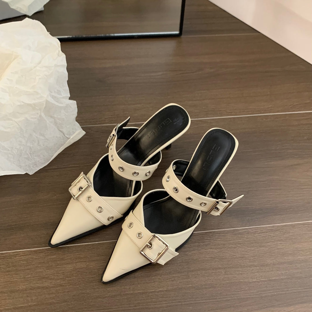 Damen Spitz zulaufende Mule‑Pantoletten mit doppeltem Schnallenriemen, Ösen‑Detail und niedrigem Kitten‑Absatz Shop Nory