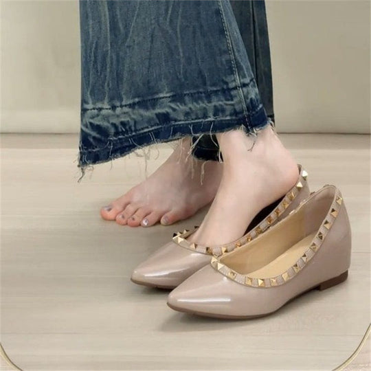 Damen Flache spitz zulaufende Lack-Ballerinas mit gepolstertem Komfortfußbett und Nietenblende Shop Nory
