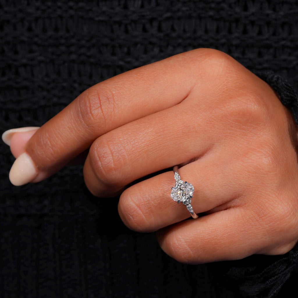 Damen eleganter Verlobungsring mit ovalem Diamanten und kunstvollen Zirkonia-Steinen Shop Nory