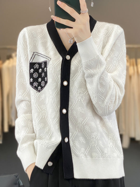 Damen Kurzgeschnittener V‑Neck-Cardigan mit Perlmuttknöpfen und kontrastierter Brusttasche Shop Nory