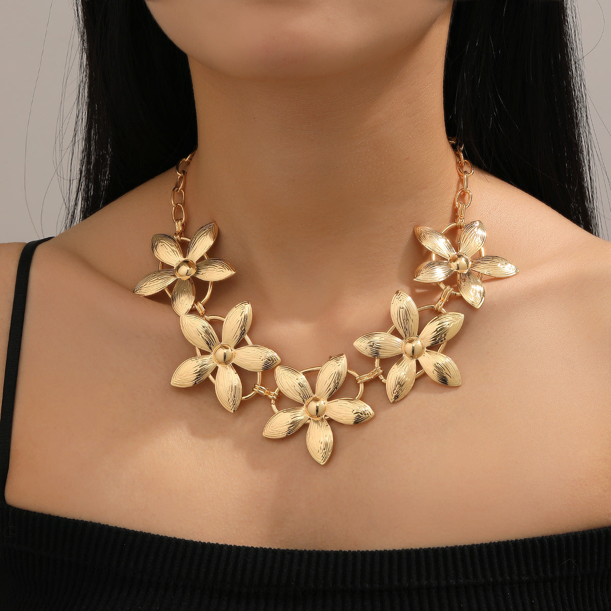 Damen Statement-Halskette mit herzförmigem Design und glänzendem Finish Shop Nory