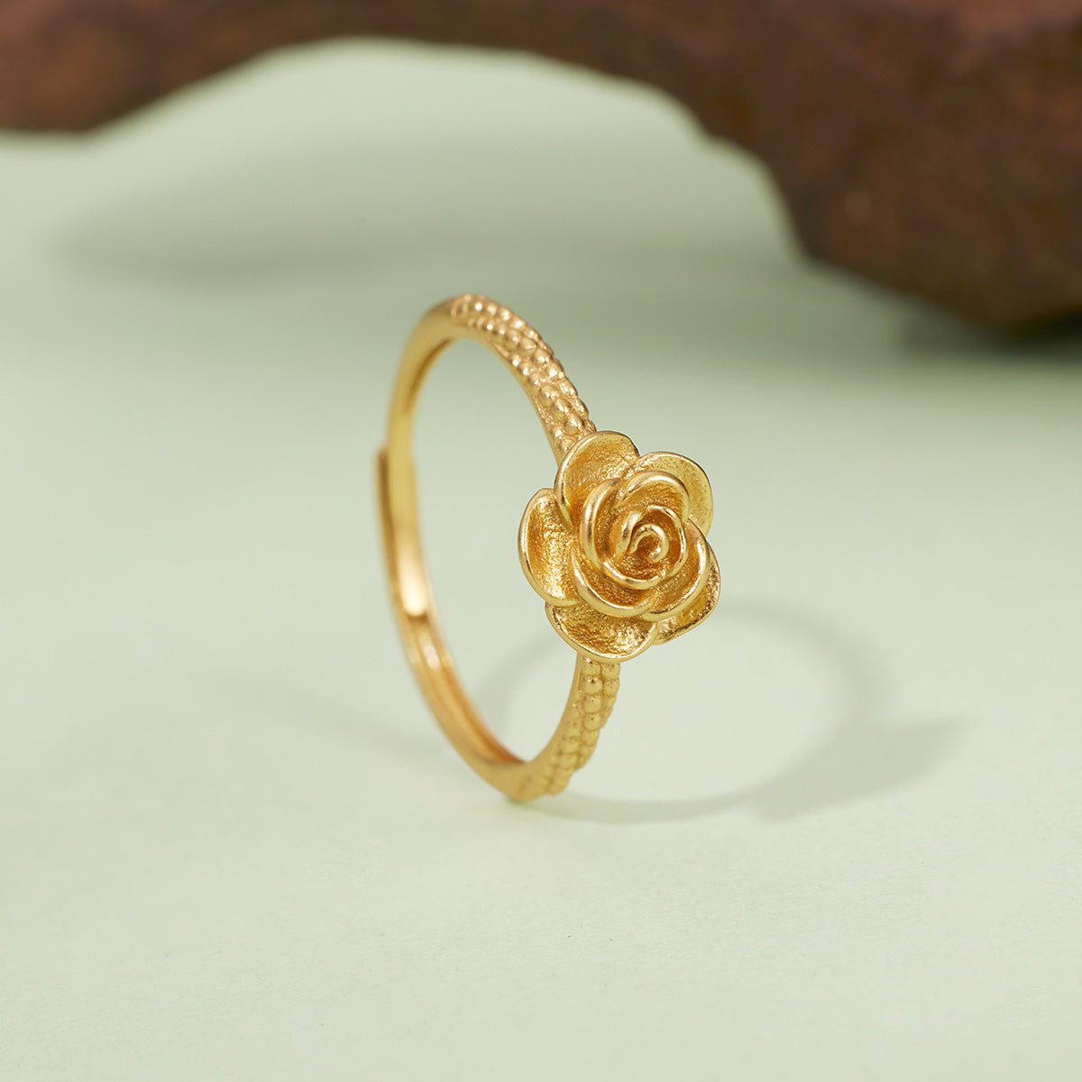 Damen Ring mit filigranem Rosenmotiv und strukturierter Oberfläche Shop Nory