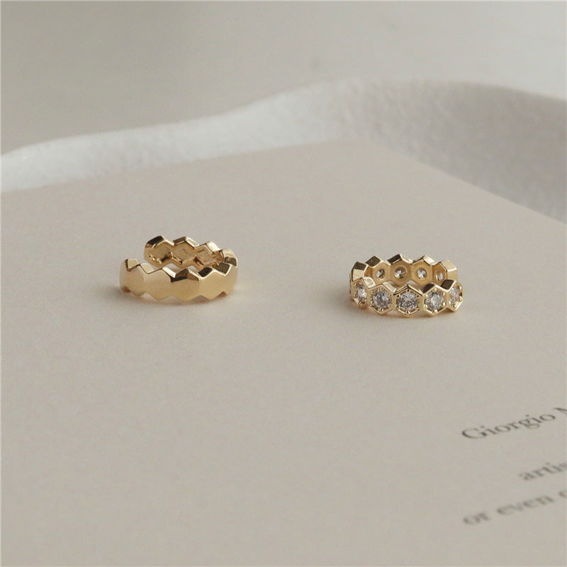 Damenring mit geschwungenem Design und funkelnden Kristallen Shop Nory