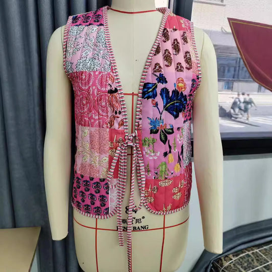 Damen Patchwork‑Weste mit Bindeband, gestreifter Innenverarbeitung und Kontrastpaspel Shop Nory