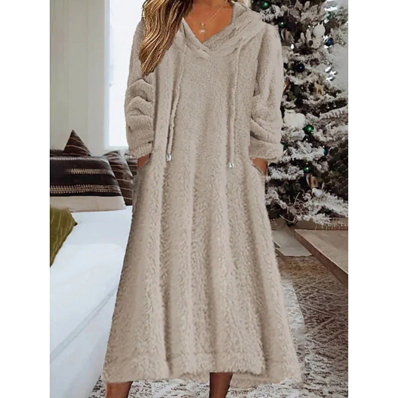 Damen Maxikleid aus Teddy-Fleece mit Kapuze, V-Ausschnitt und Eingrifftaschen Shop Nory