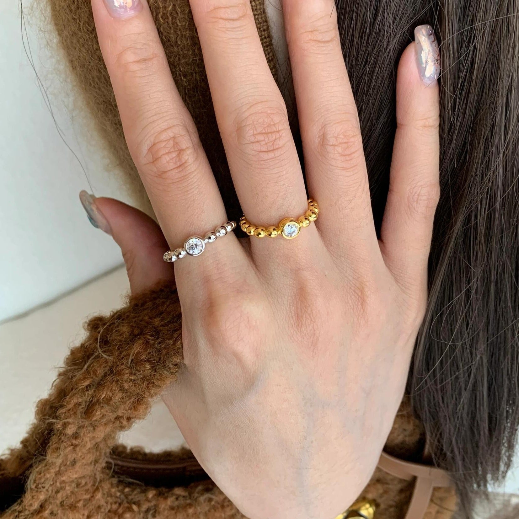 Damen Ring mit funkelnden Zirkonia-Details und elegantem Kugeldesign Shop Nory