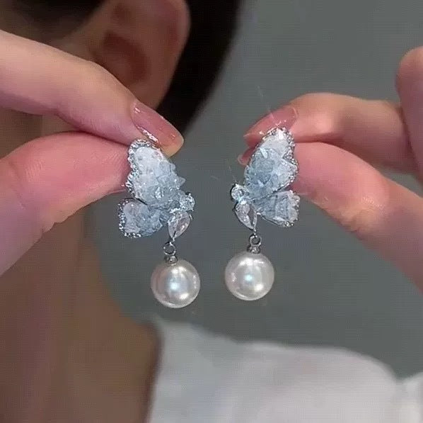 Damen Ohrstecker mit kunstvollem Schmetterlingsdesign und luxuriösen Perlenanhängern Shop Nory