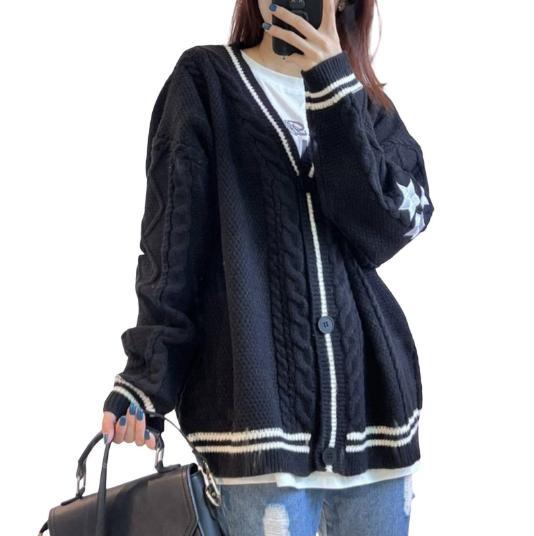 Damen Grobstrickjacke mit einzigartiger Zopfstruktur und dekorativen Sternen