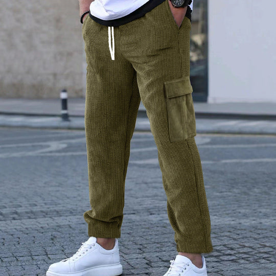 Herren nan Cordhose im Joggerstil mit elastischem Tunnelzugbund, aufgesetzten Cargo-Klappentaschen und schmal zulaufendem Bein