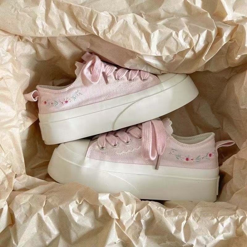 Damen Modische Plateau-Sneaker mit floralen Applikationen und atmungsaktiver Sohle