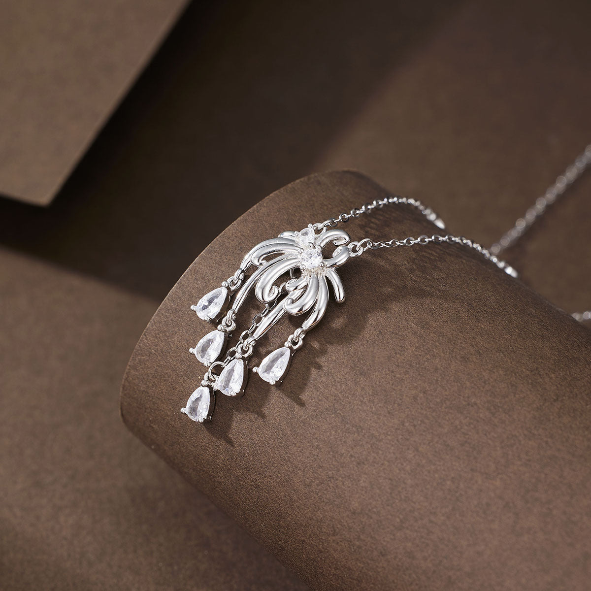 Damen elegante Kristallanhänger-Halskette mit kunstvollem Design Shop Nory