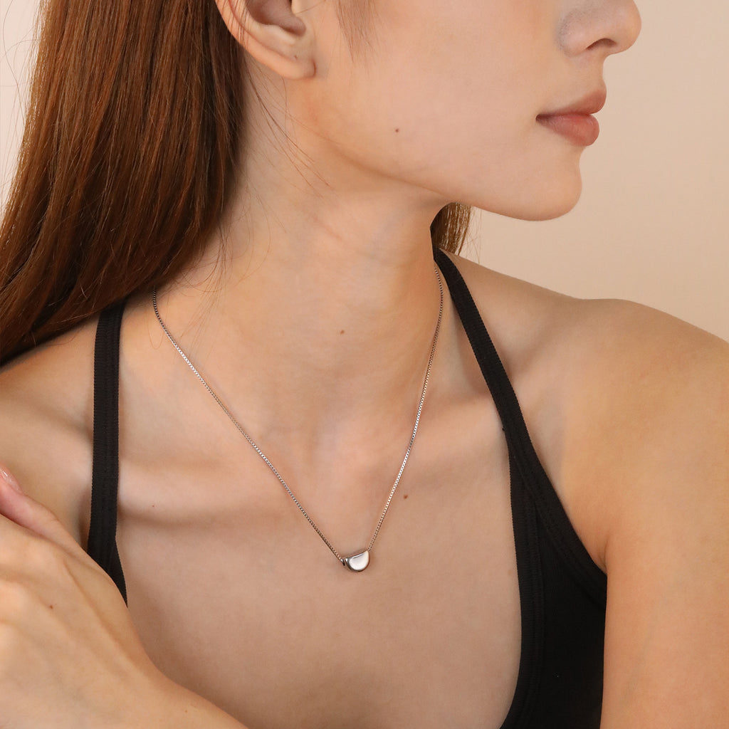 Damen Halskette mit modernem, glänzendem Bohnenanhänger Shop Nory