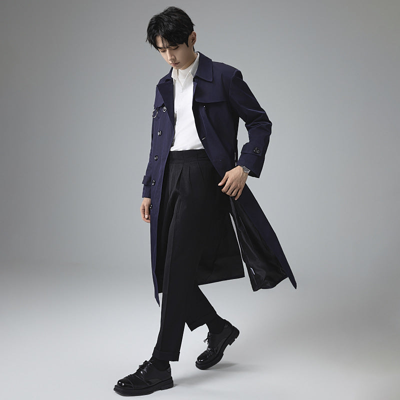 Herren Moderner Tech-Trenchcoat mit Doppelreihiger Knopfleiste, Bindegürtel und dezenten Ringdetails Shop Nory
