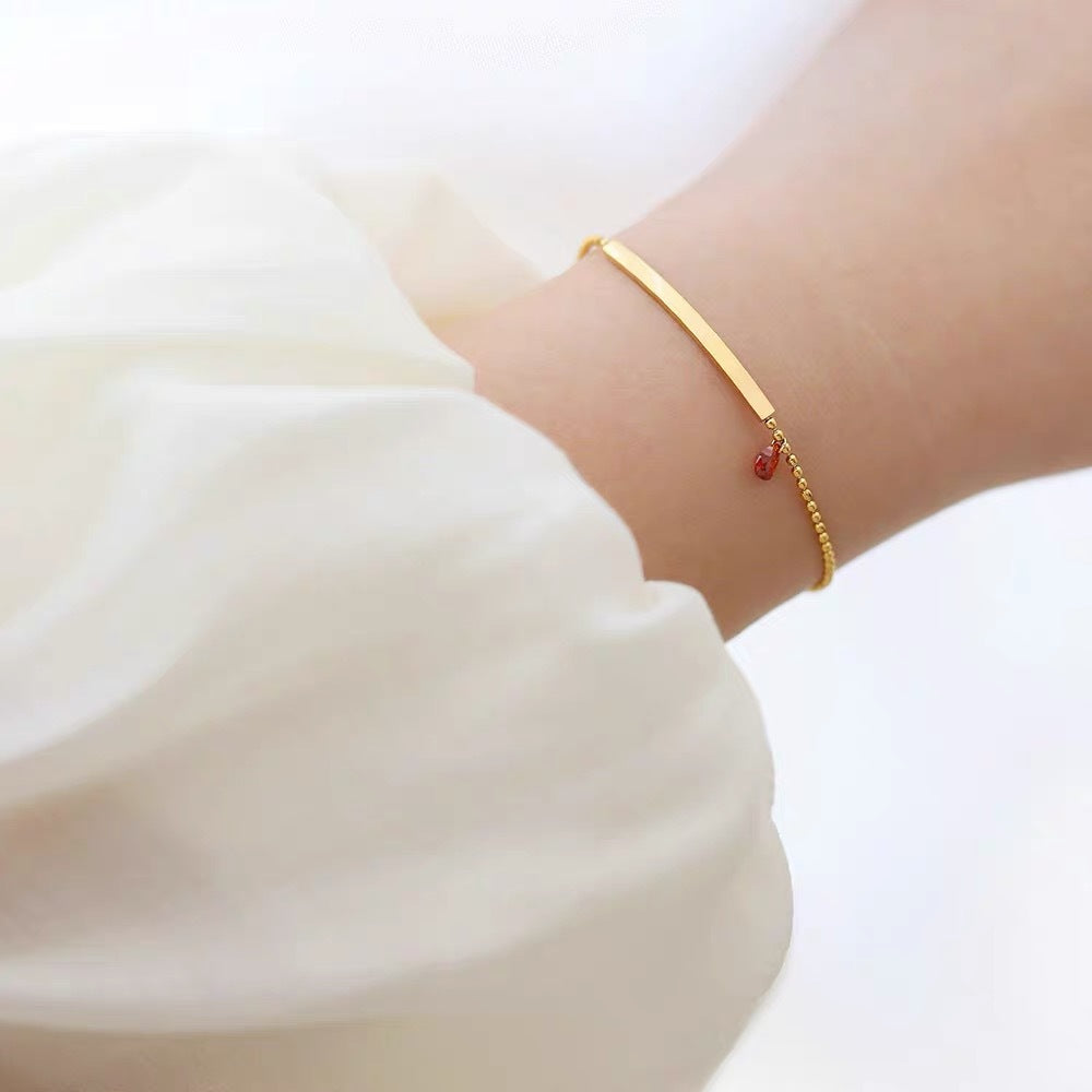 Damen Minimalistische Gold Bar Armreif mit rotem Akzent Shop Nory