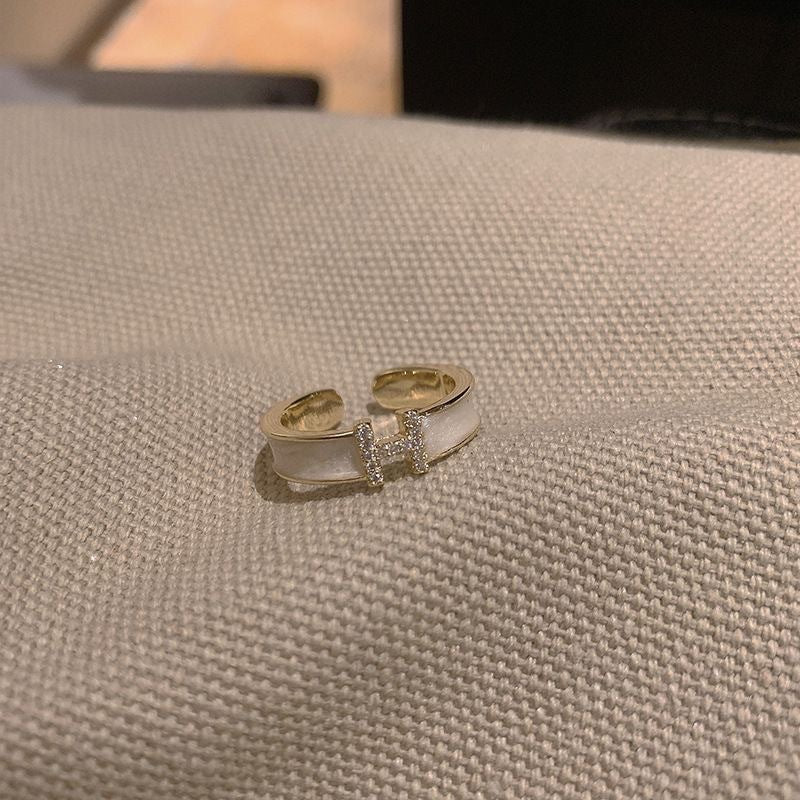 Damen Ring mit funkelndem H-Anhänger und elegantem Design Shop Nory