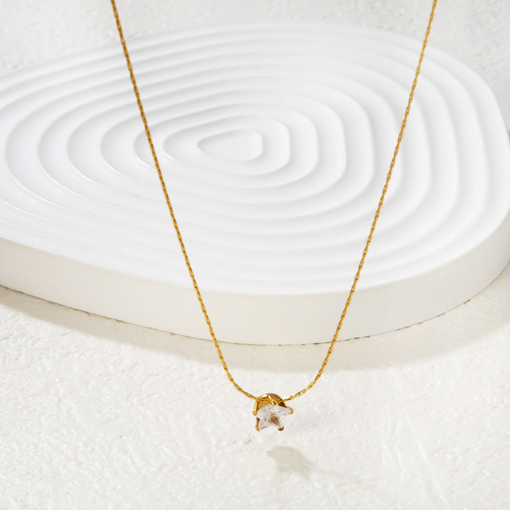 Damen Halskette mit herzförmigem Kristallanhänger und eleganter Kettengestaltung Shop Nory