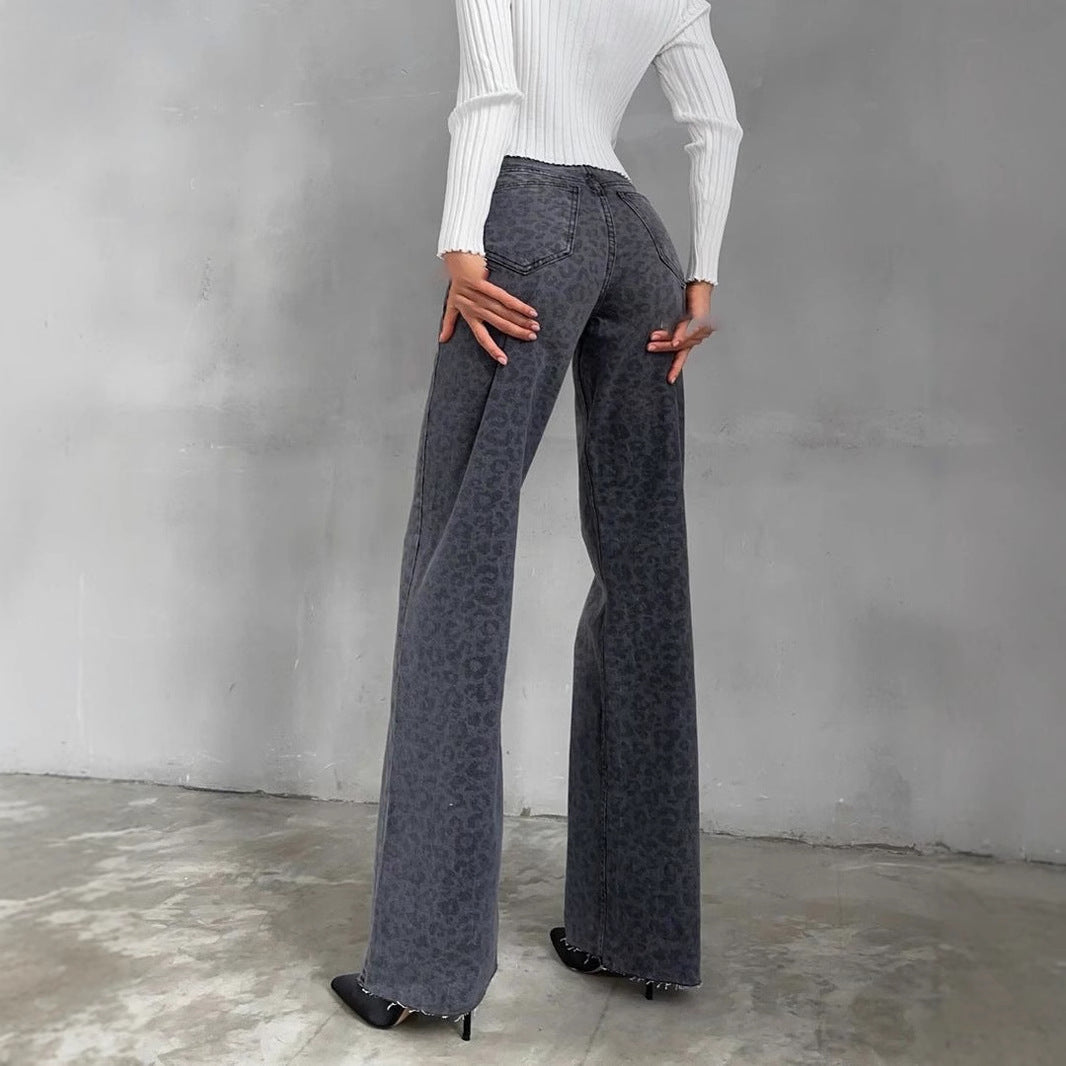 Damen Highwaist Schlagjeans mit dezenter Leo-Print, weitem Bein und rohem Saum Shop Nory