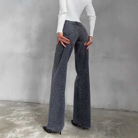 Damen Highwaist Schlagjeans mit dezenter Leo-Print, weitem Bein und rohem Saum Shop Nory
