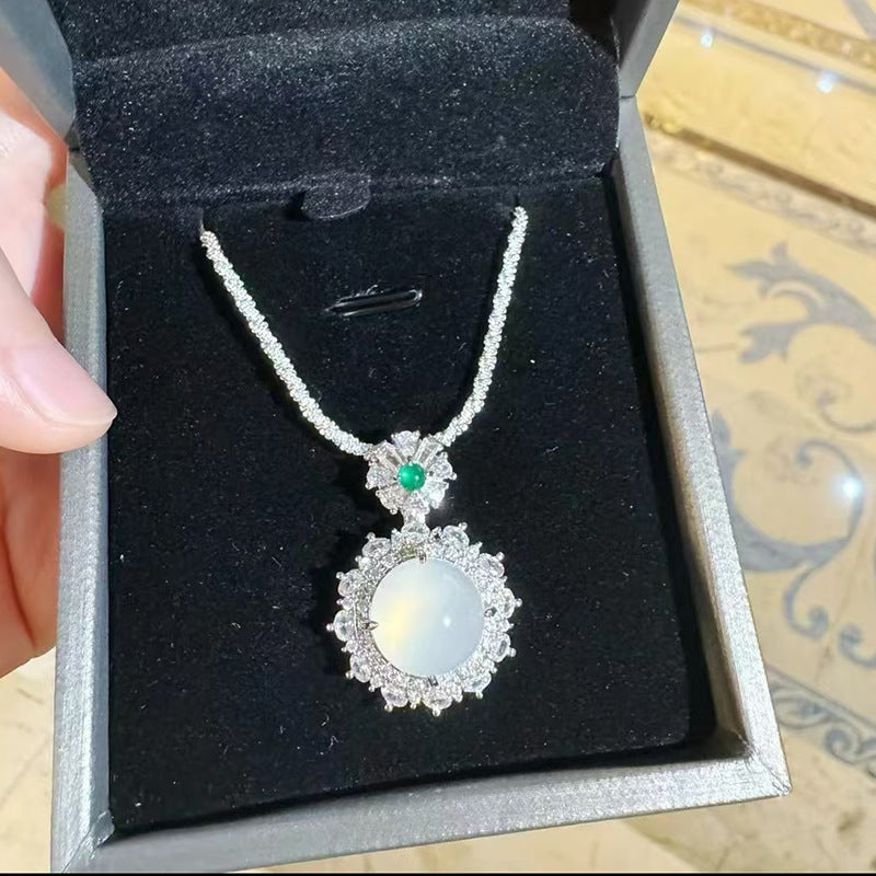 Damen elegante Halskette mit kunstvollem Anhänger und funkelnden Zirkonia Shop Nory