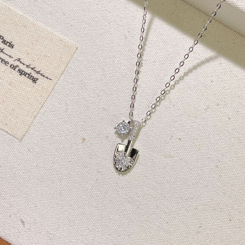 Damen Halskette mit kreativem Schaufel-Anhänger und funkelnden Akzenten Shop Nory
