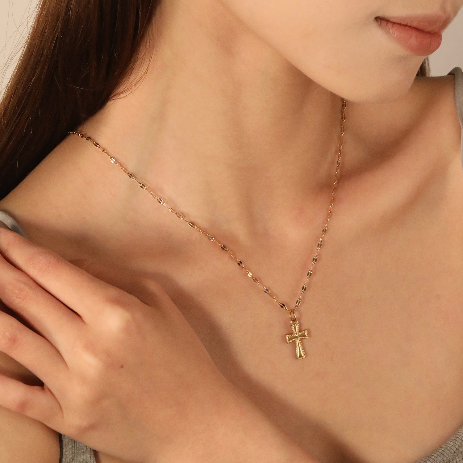 Damen Halskette mit goldenem Kreuzanhänger und elegantem Gliederdesign Shop Nory