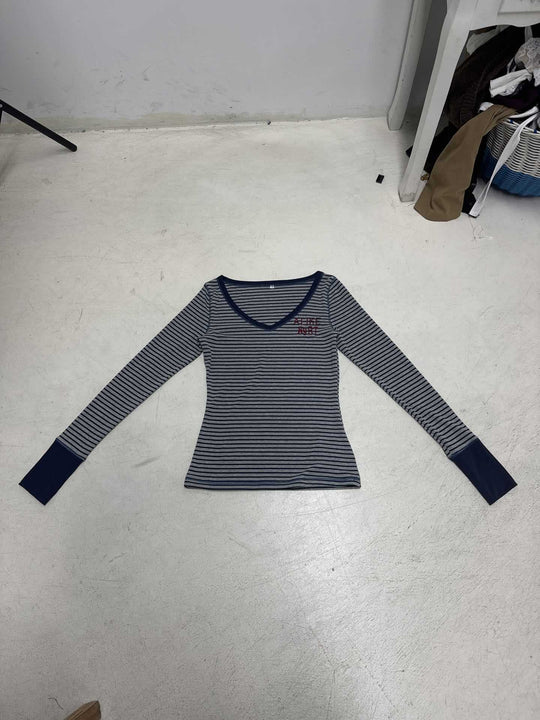 Damen nan gestreiftes V‑Ausschnitt Longsleeve mit taillierter Silhouette und verlängerten Bündchen Shop Nory