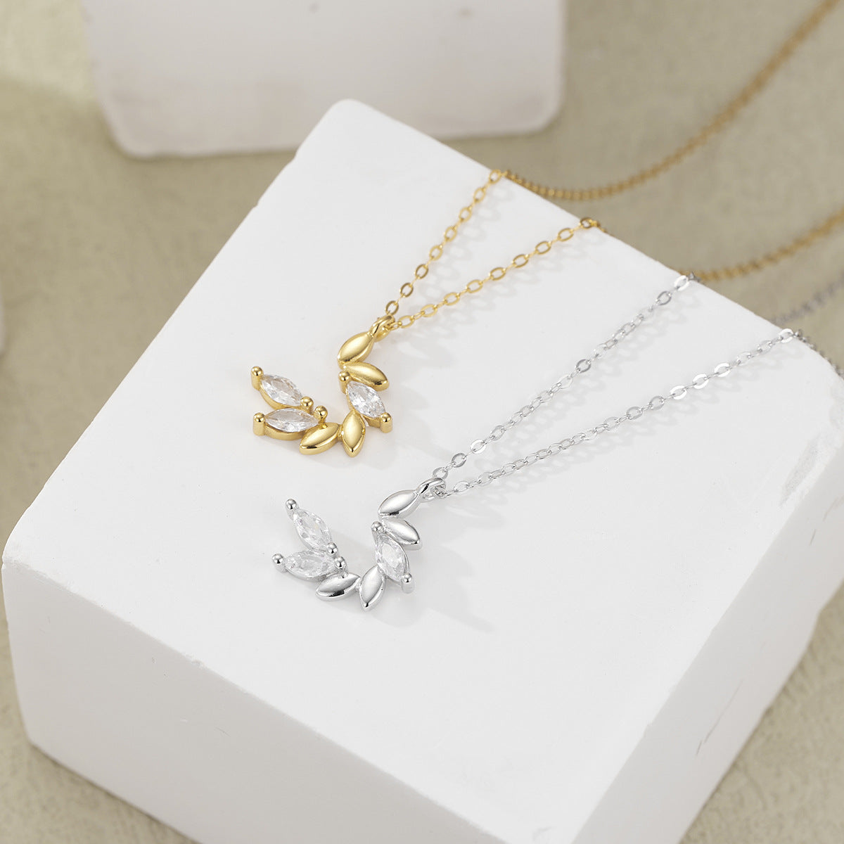 Damen Halskette mit filigranem Anhänger und funkelnden Zirkonia-Details Shop Nory