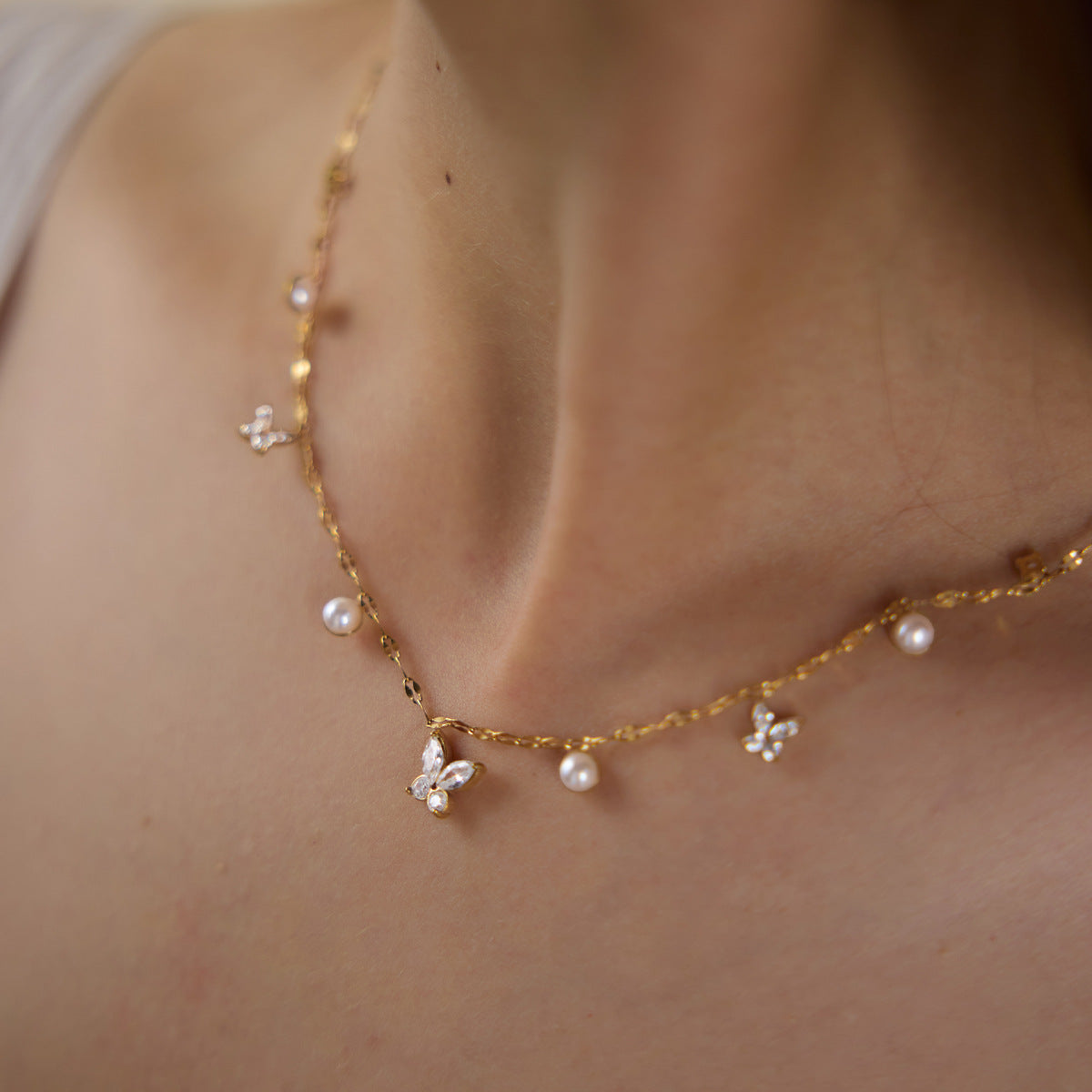 Damen Halskette mit eleganten Perlen und glitzernden Schmetterlingsanhängern Shop Nory