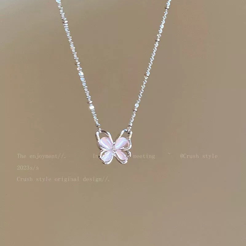 Damen Halskette mit filigranem Schmetterlingsanhänger und eleganten Details Shop Nory