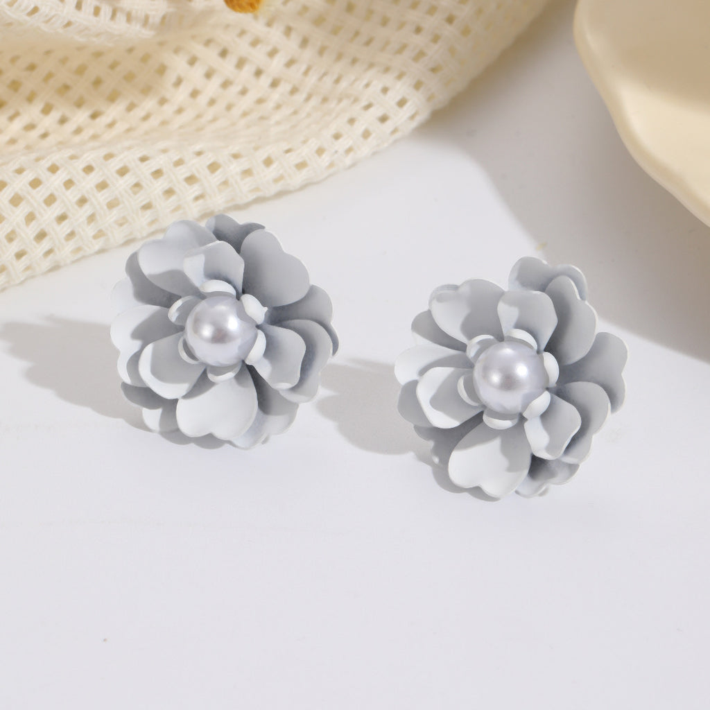 Damen Ohrstecker mit kunstvollem Blumenmotiven und Perlenakzenten Shop Nory