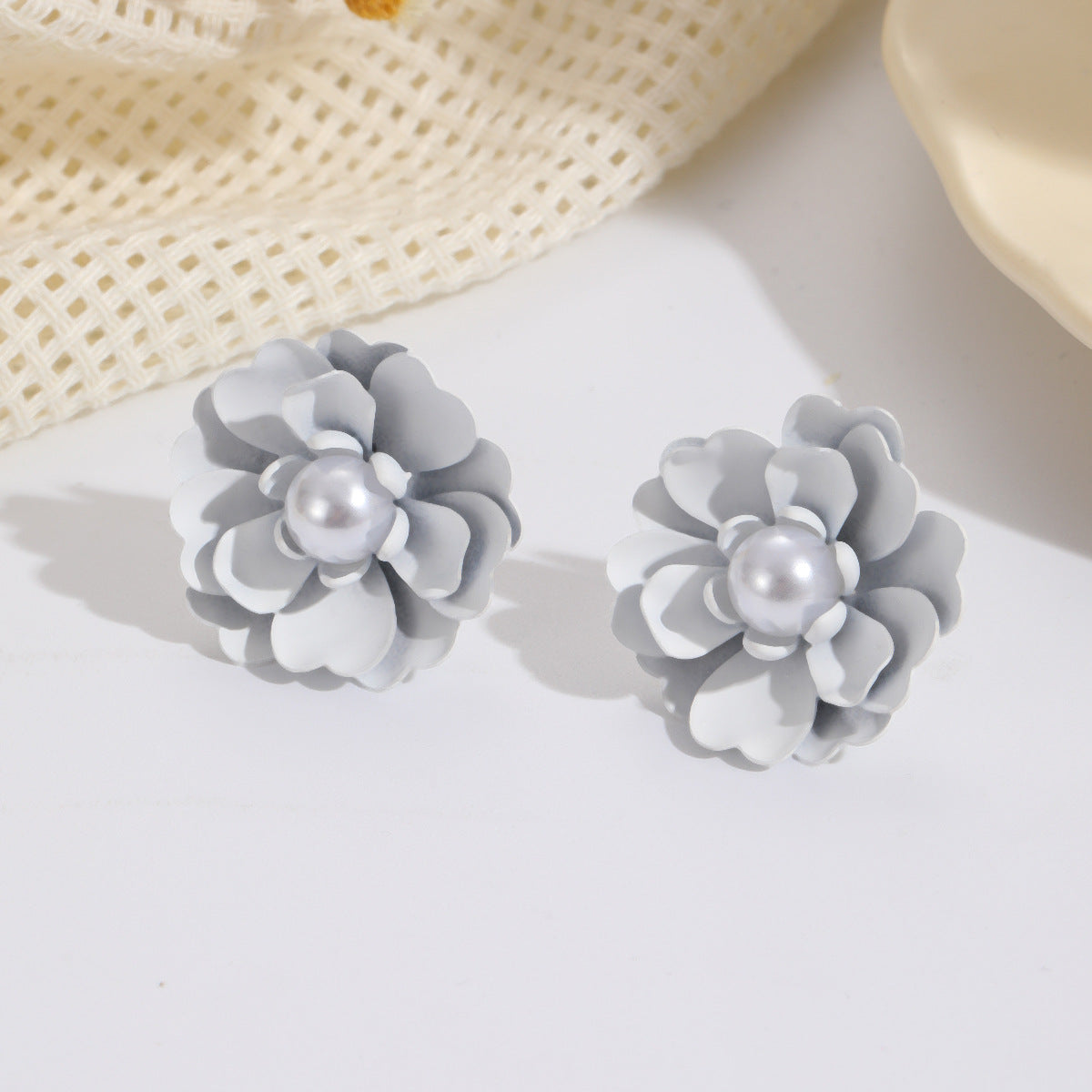 Damen Ohrstecker mit kunstvollem Blumenmotiven und Perlenakzenten Shop Nory