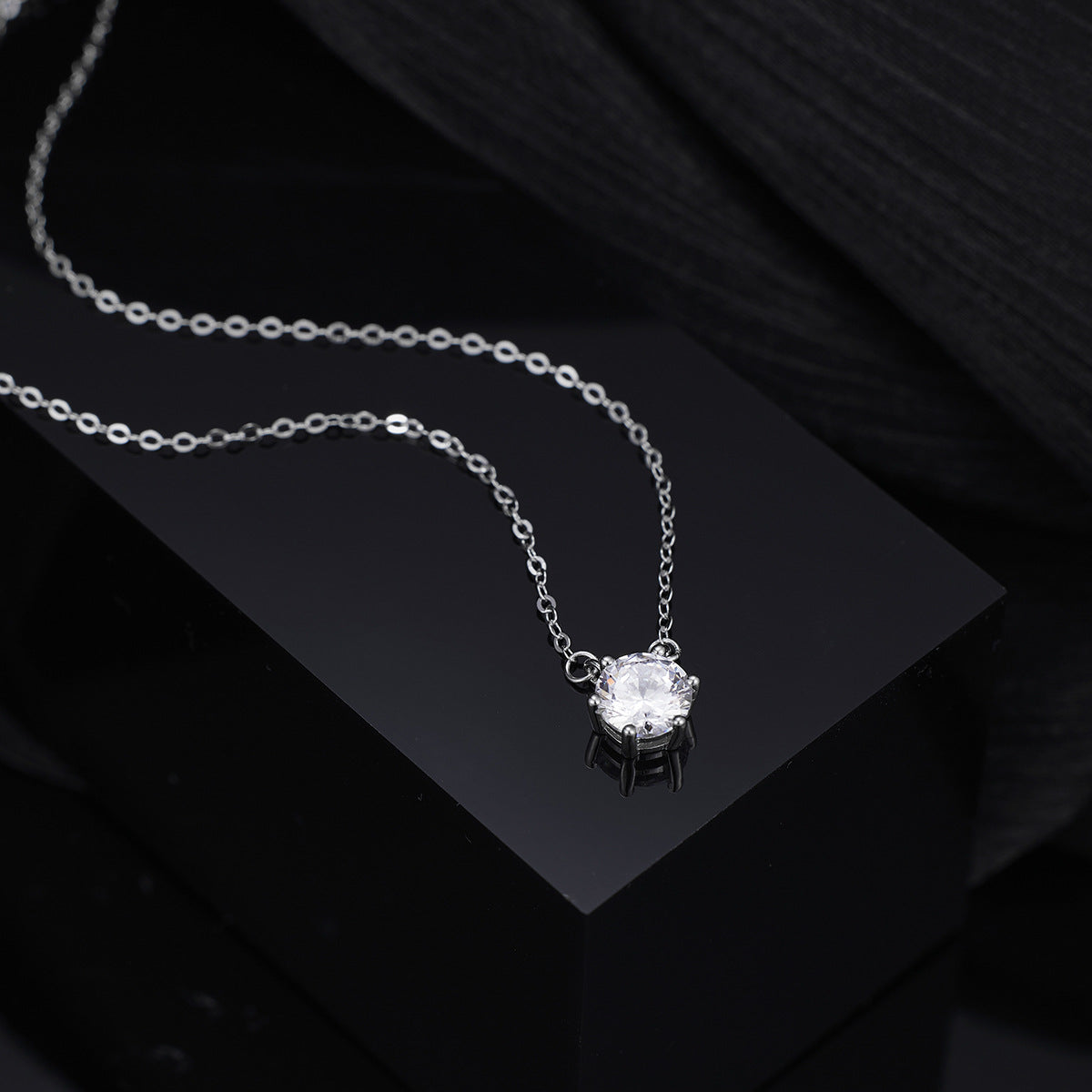 Damen Halskette mit zeitlosem, funkelndem Zirkonia-Anhänger Shop Nory