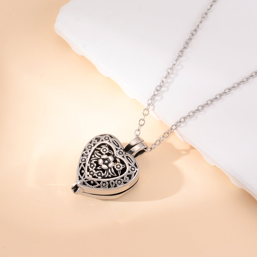 Damen Halskette mit herzförmigem Medaillon und persönlicher Gravur Shop Nory