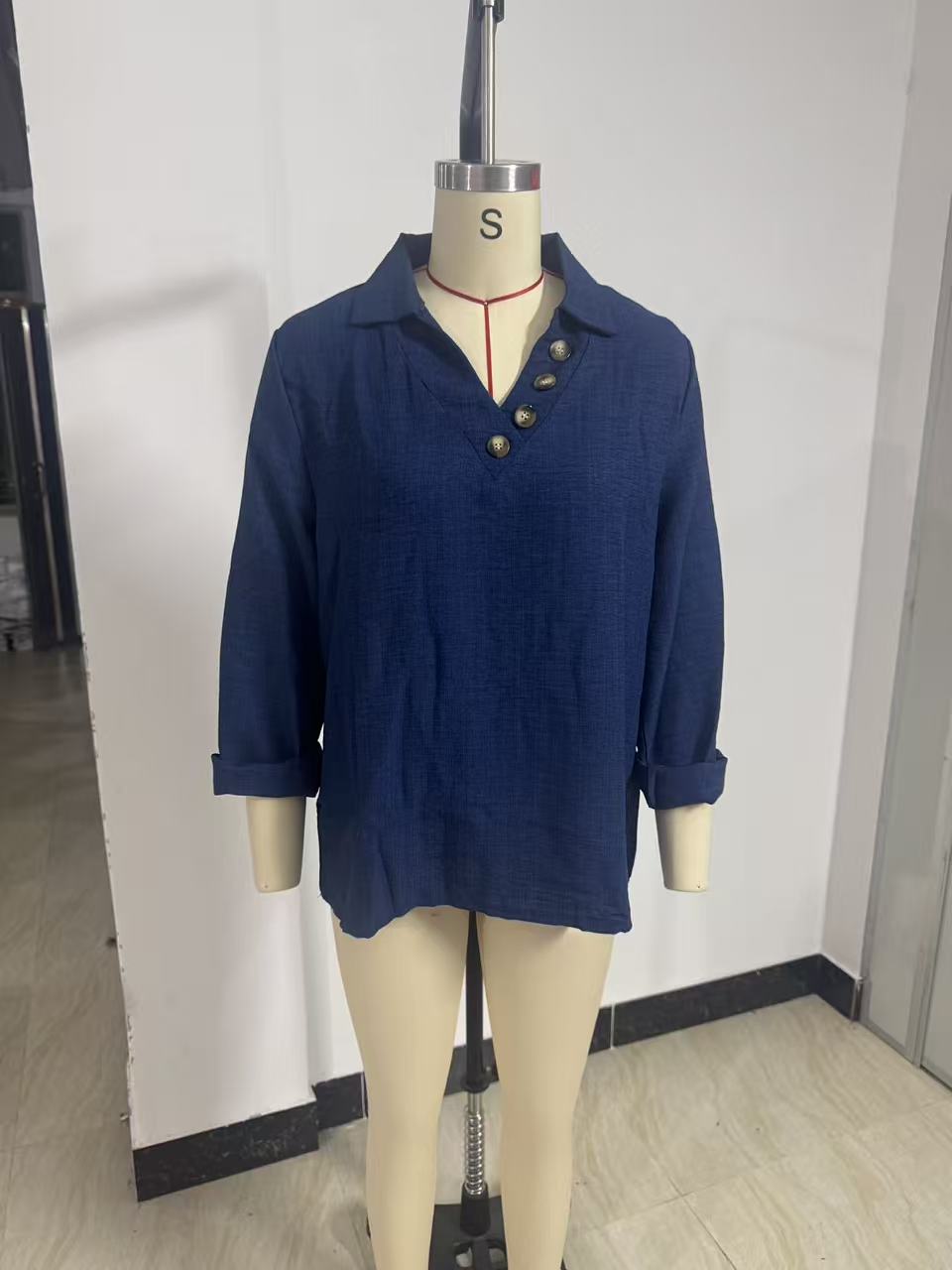 Damen Lässiges V-Ausschnitt-Blusenshirt mit Hemdkragen und asymmetrischer Zierknopfleiste Shop Nory