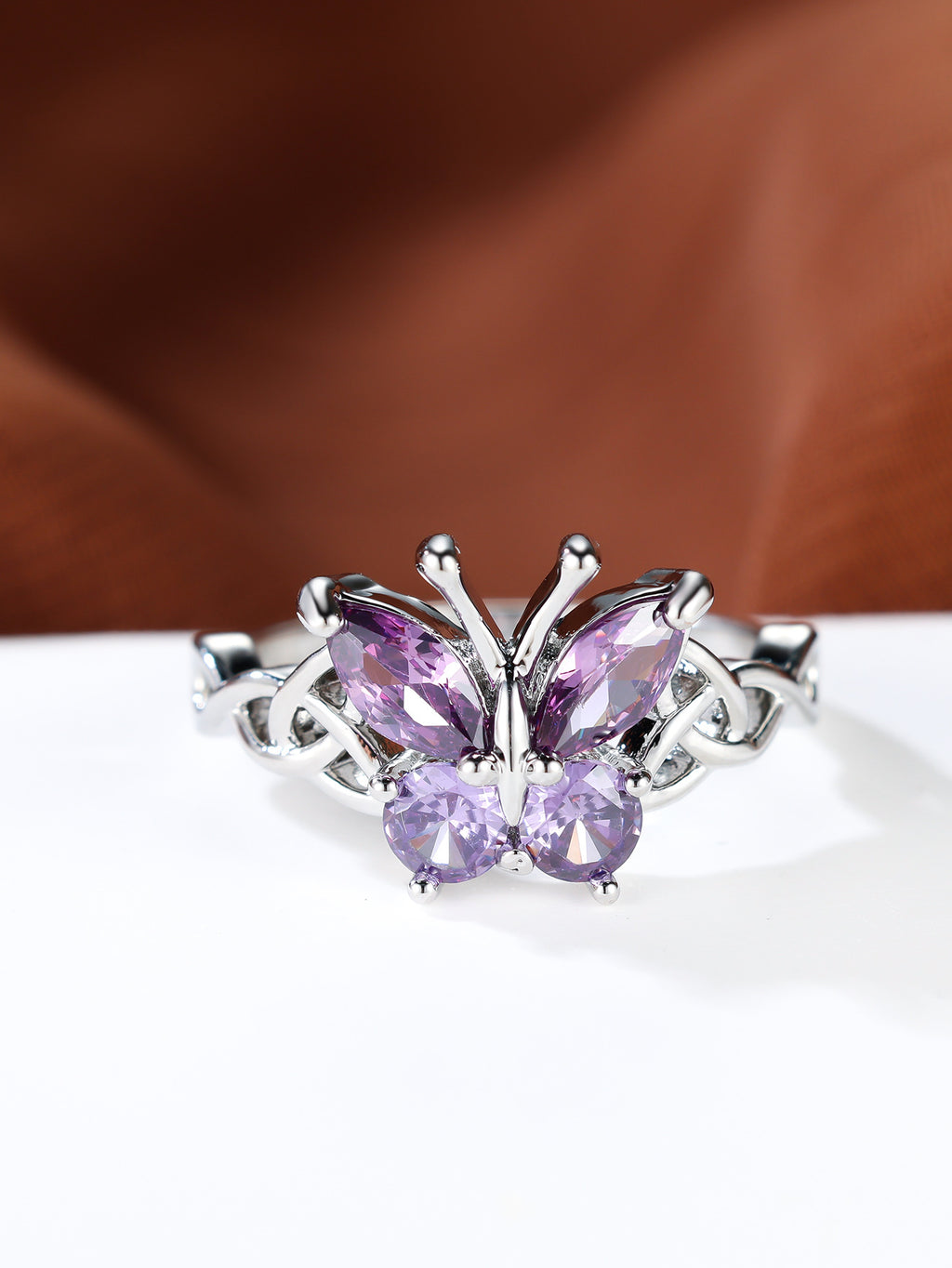 Damen Ring mit kunstvollem Schmetterlingsdesign und schimmernden Opal-Elementen Shop Nory