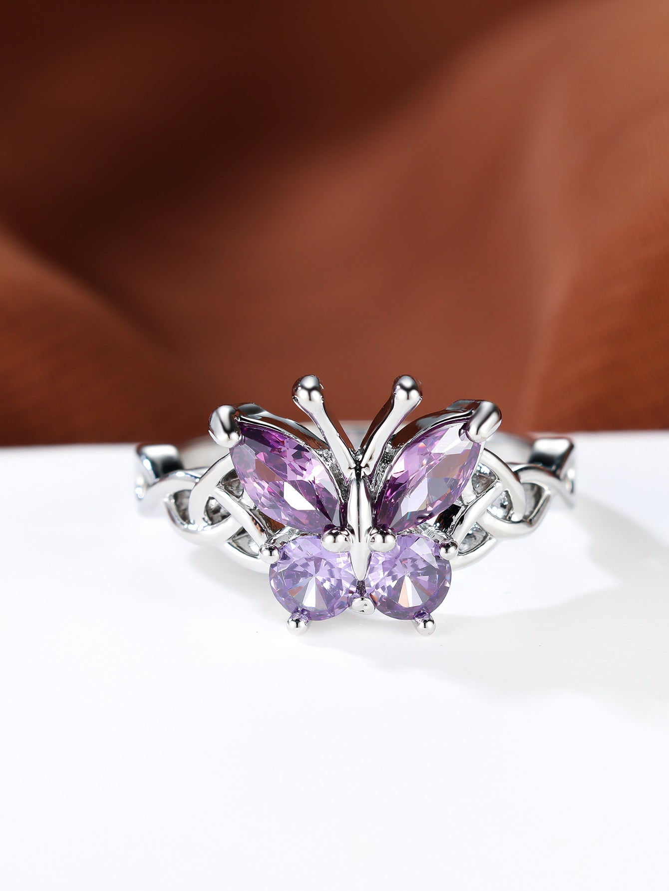 Damen Ring mit kunstvollem Schmetterlingsdesign und schimmernden Opal-Elementen Shop Nory