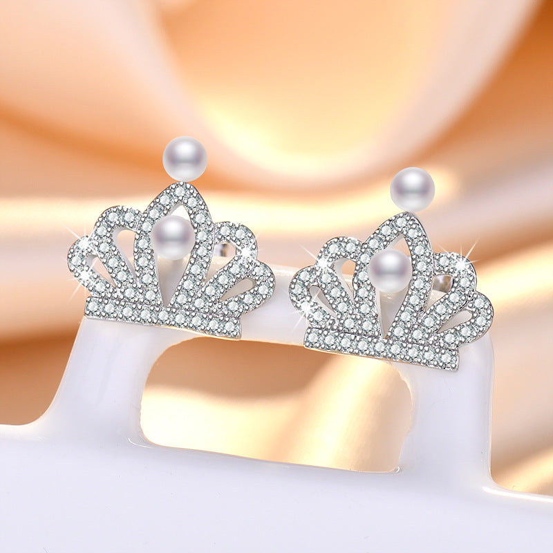 Damen Ohrstecker im eleganten Krönchen-Design mit funkelnden Zirkonia und edlen Perlen Shop Nory