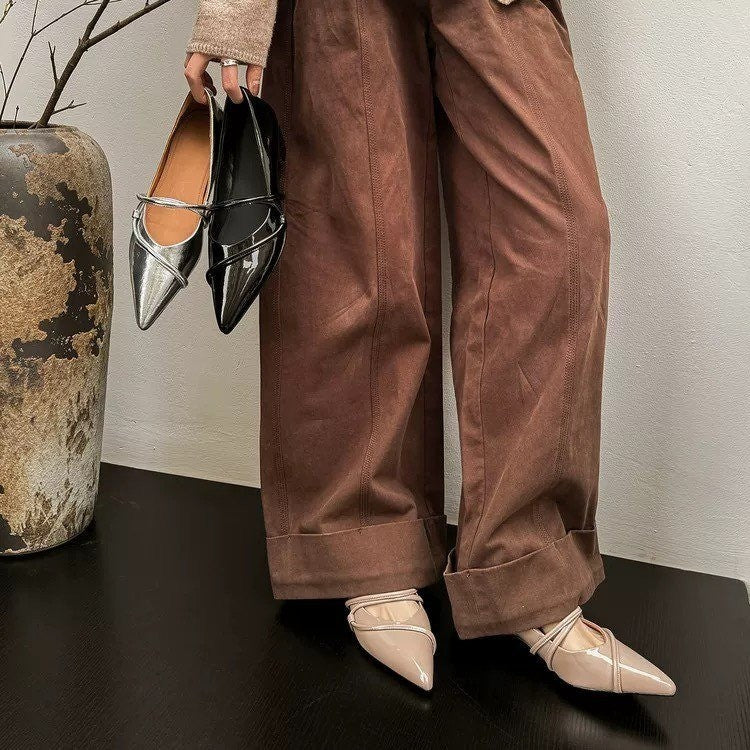 Damen spitz zulaufende Flats mit verstellbaren Riemen und glänzender Oberfläche